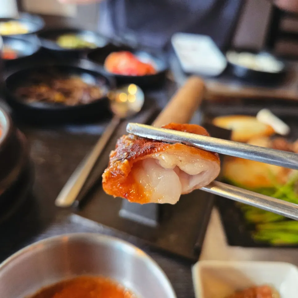 Soybean powder served with the pork skin