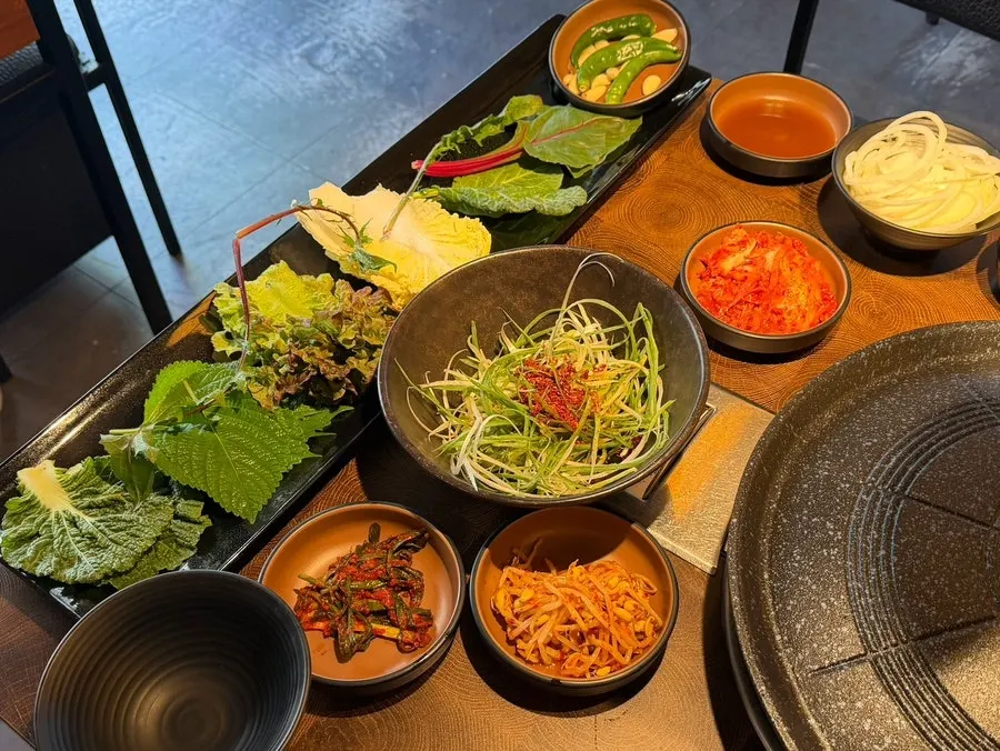Various kinds of wrap vegetables on a long plate