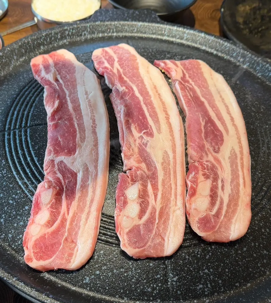 Thick pork belly with evenly layered lean meat and fat