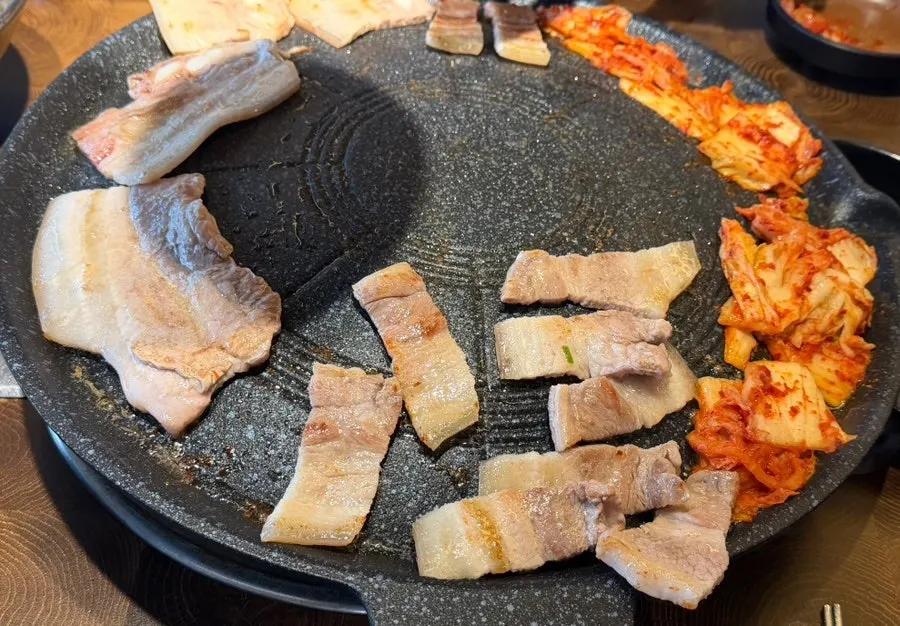 Pork belly and grilled kimchi on the cauldron-lid grill