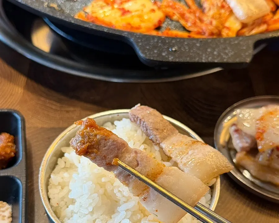 Grilled pork belly cut into bite-sized pieces