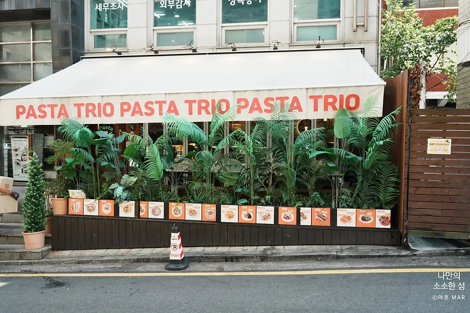 Outdoor terrace tables at Pasta Trio