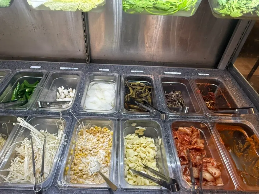 쌈채소와 반찬 셀프바