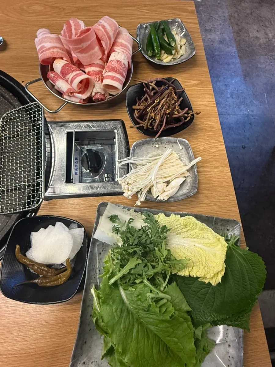 대패삼겹살과 반찬 세팅