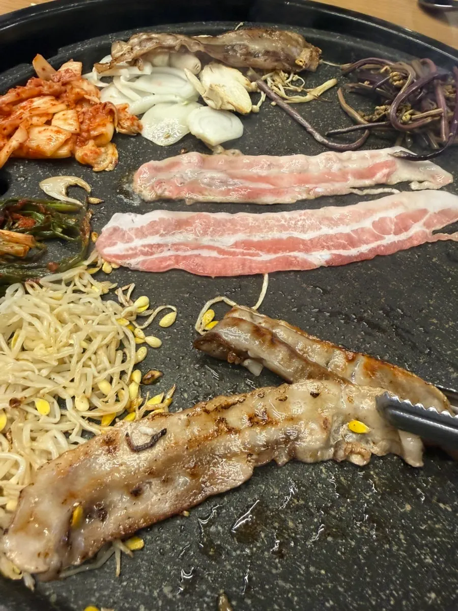 김치 콩나물과 함께 굽는 고기
