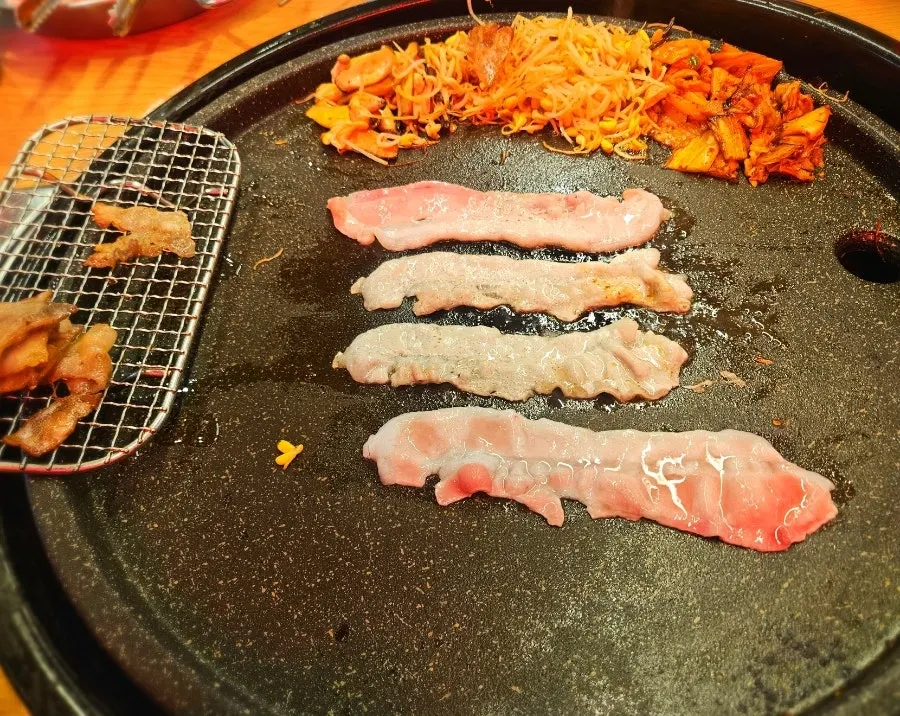 Sliced pork belly dipped in oil sauce