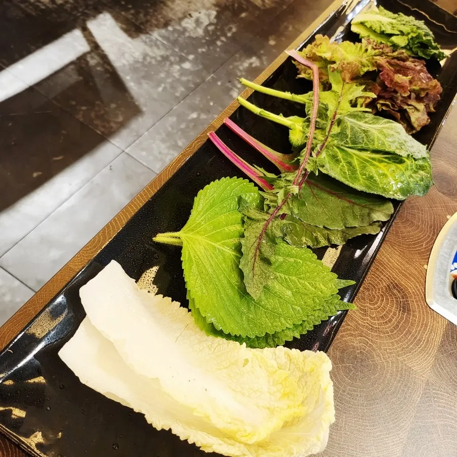 Assorted wrap greens for pork barbecue