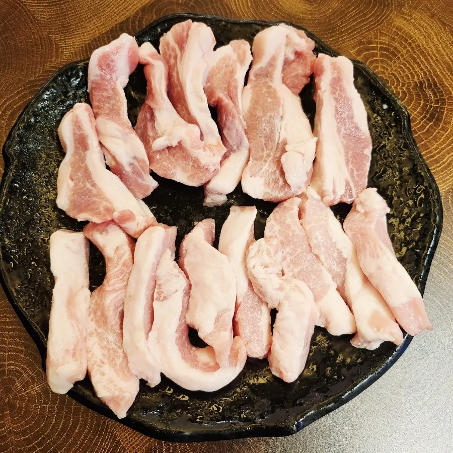 Gabrisal and premium hangjeongsal on an iron lid
