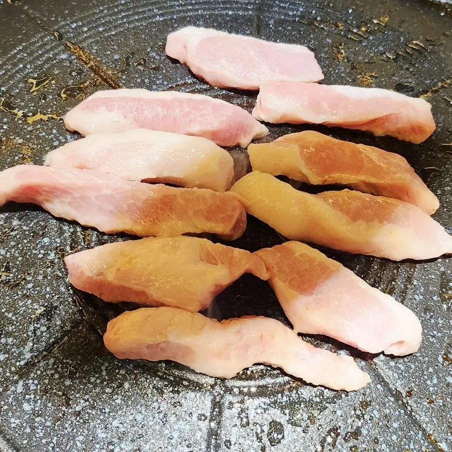 Iron-lid pork barbecue with wrap greens