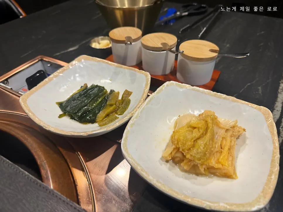 따뜻한 물에 소독된 식기류가 놓인 룸 테이블