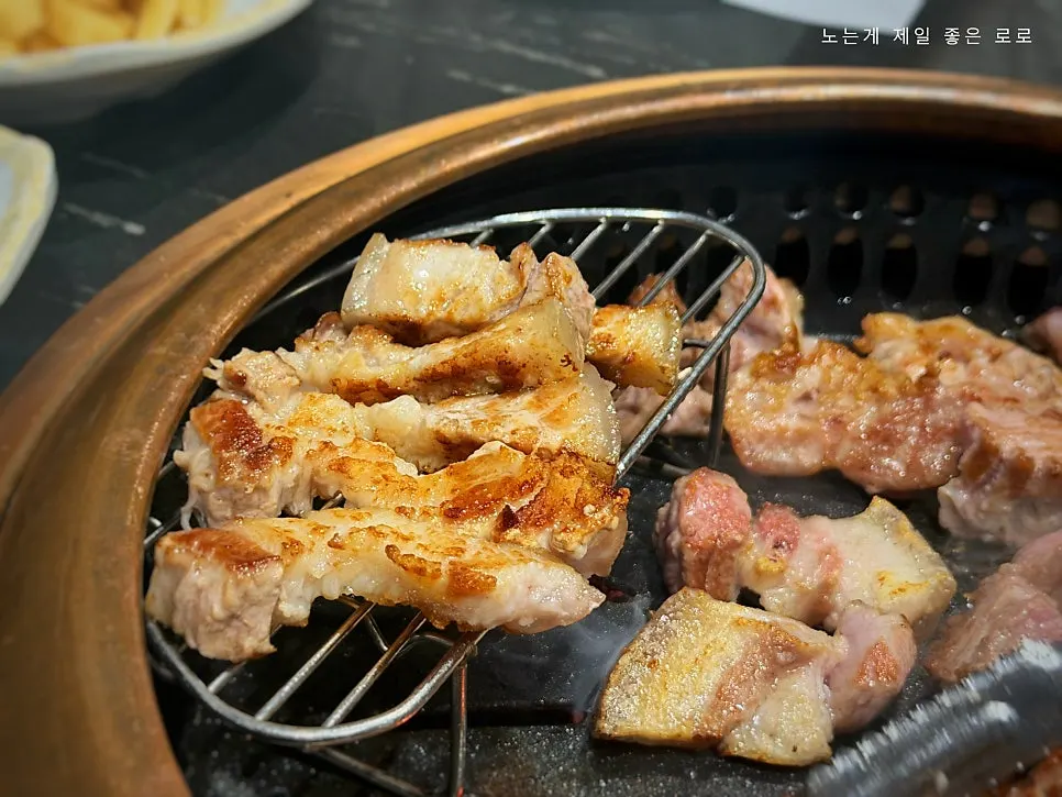 그릴링 서비스로 구워지는 제주흑돼지