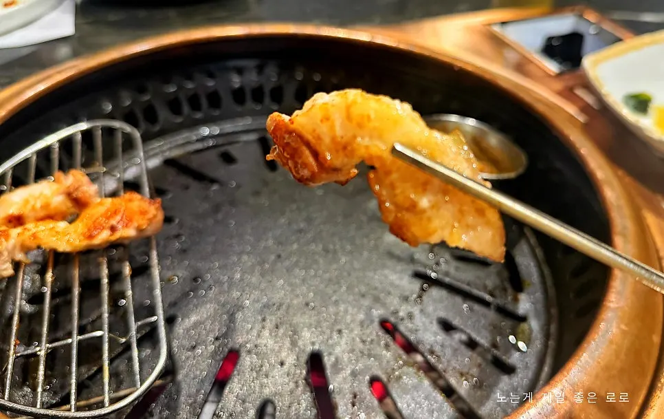 노릇하게 구워진 오겹살과 목살