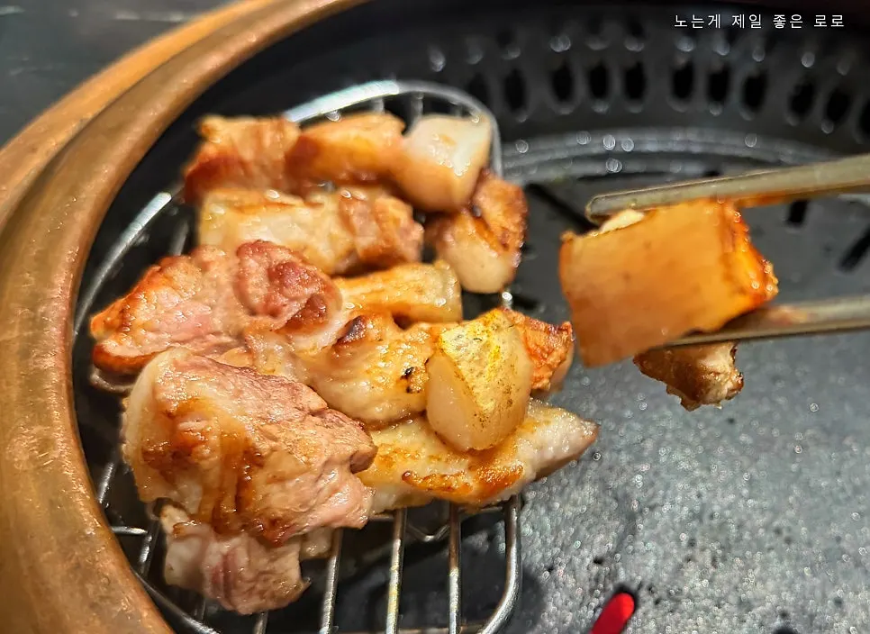 구운 흑돼지를 야채와 곁들인 앞접시