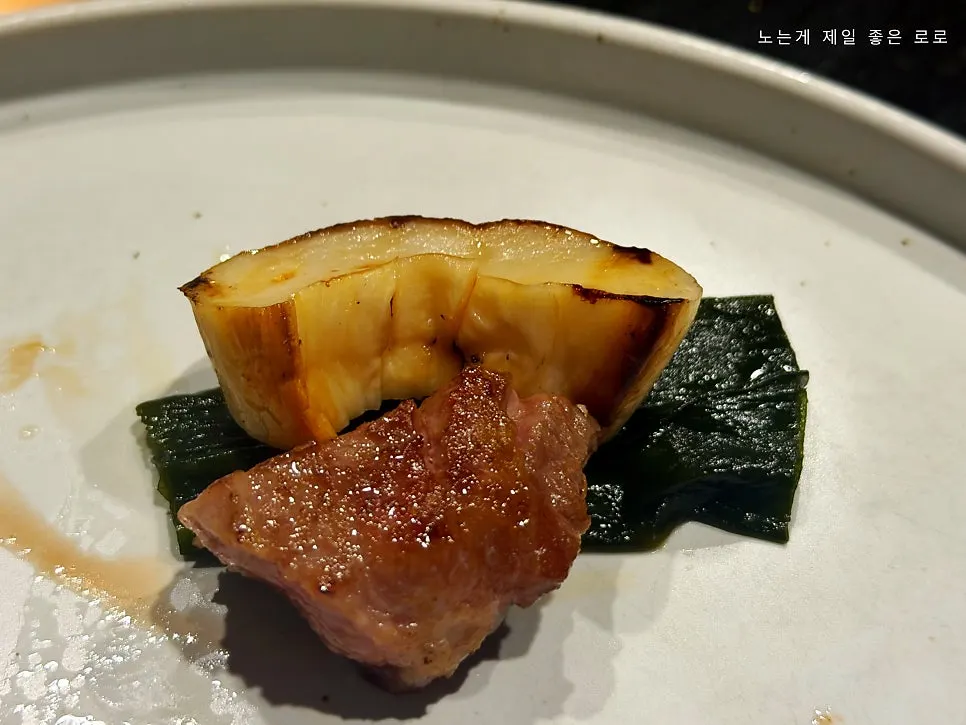 식사를 마친 프라이빗 룸 테이블