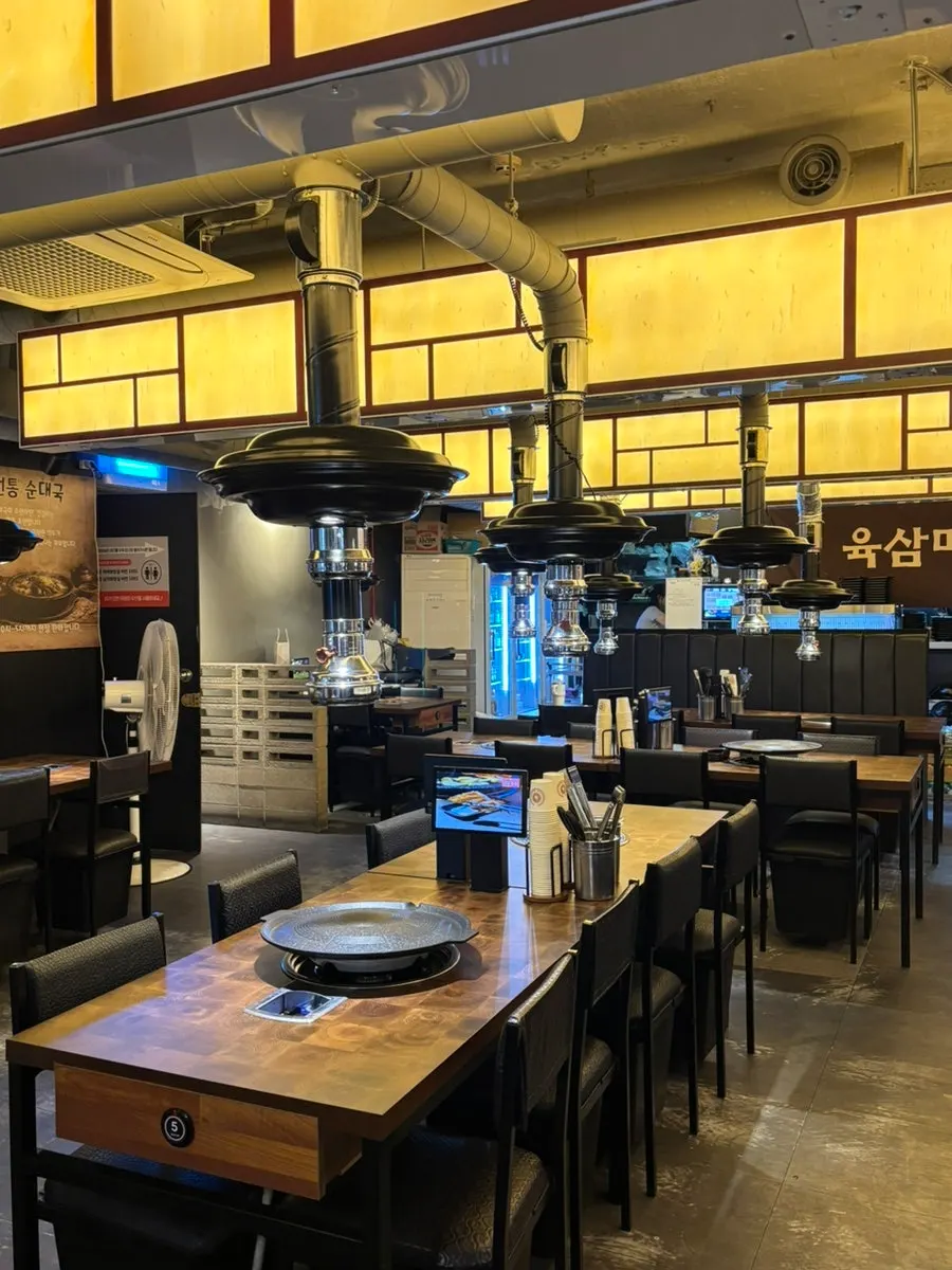 Window-side 4-top table seating