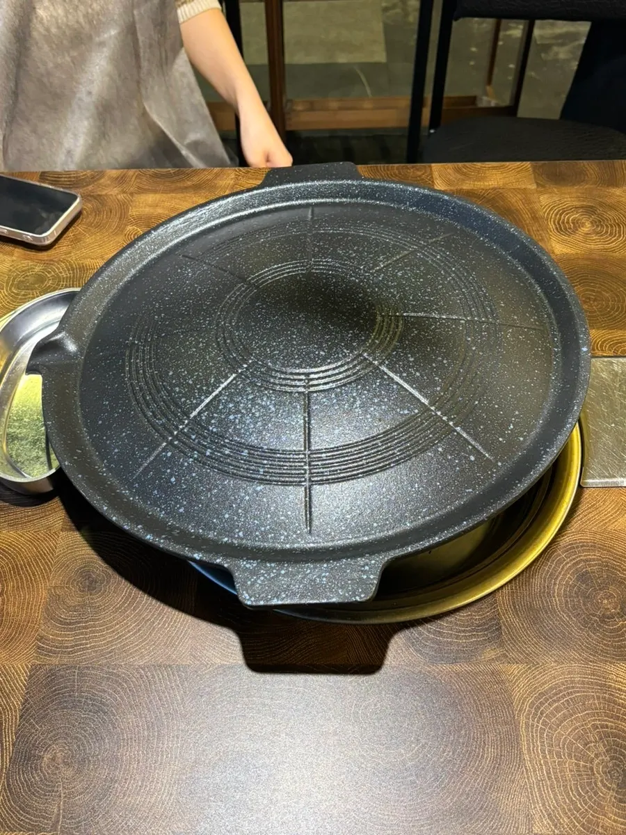 Table with the round cauldron-lid grill