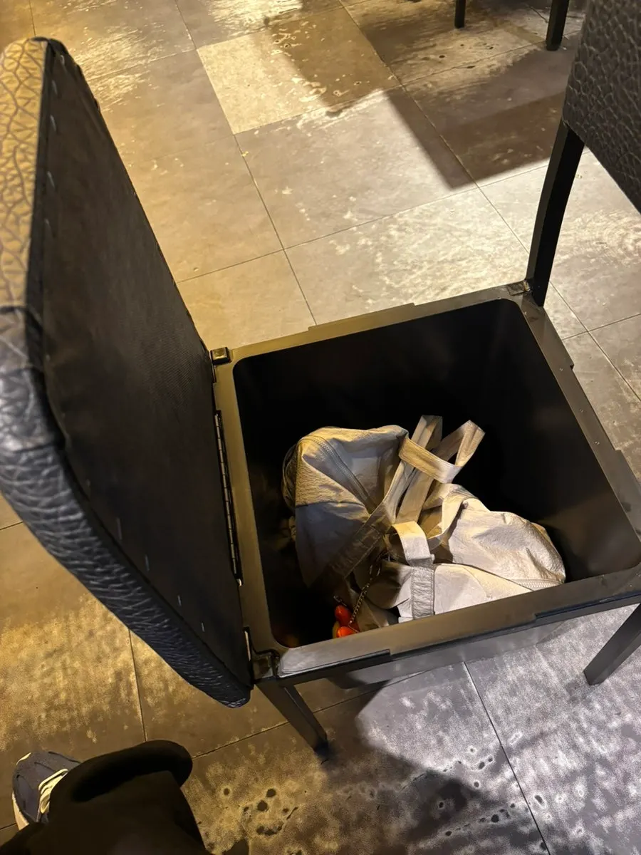 Storage seat with a lift-up lid