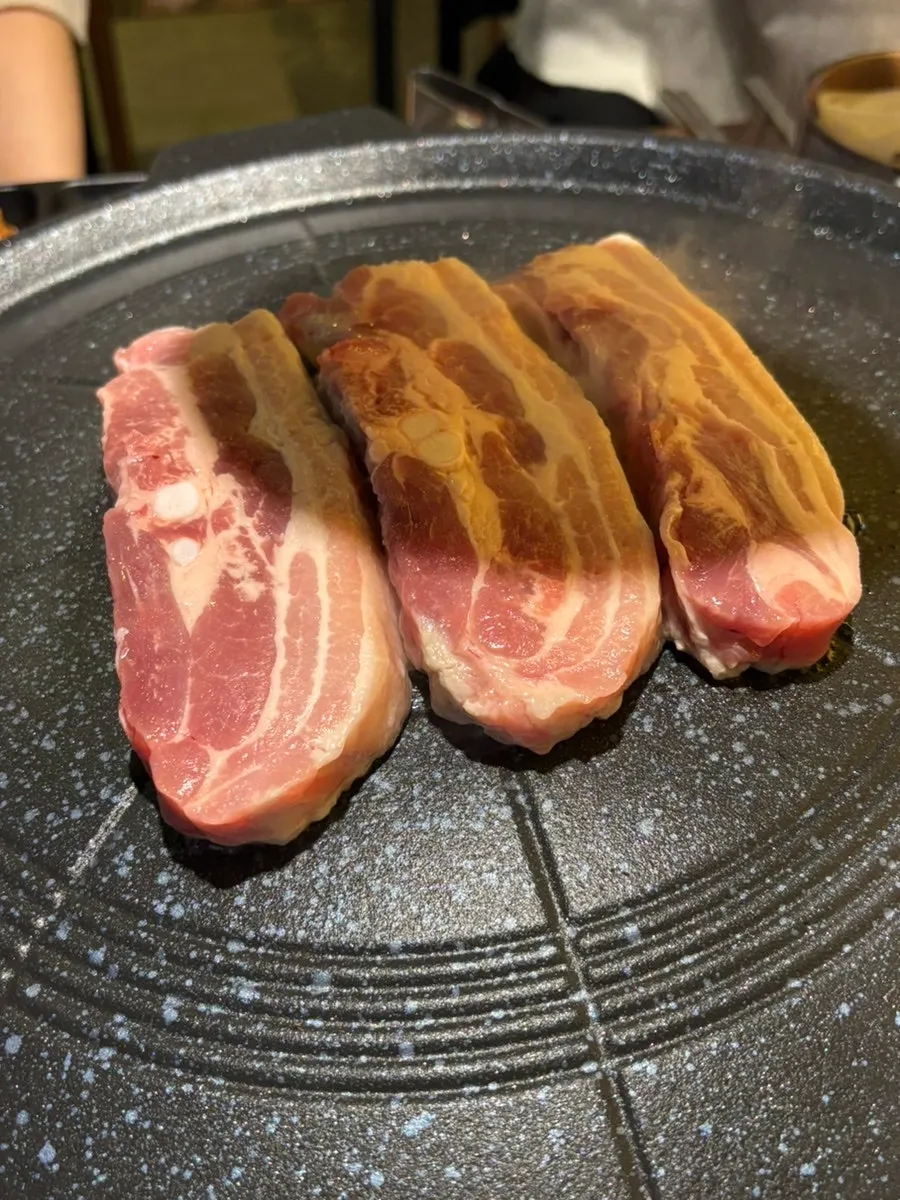 Thick-cut pork belly on the cauldron-lid grill
