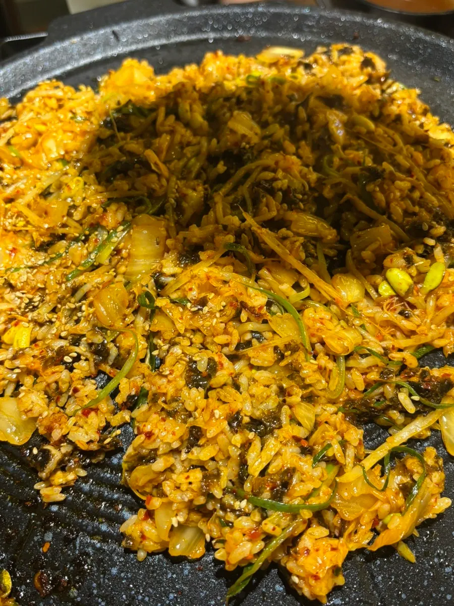 A single serving of cauldron-lid fried rice fried in the kitchen