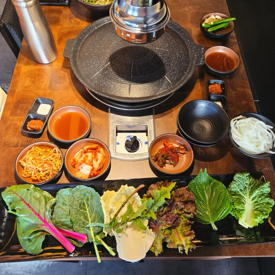 삼겹살과 함께 나온 기본 반찬과 쌈 세팅