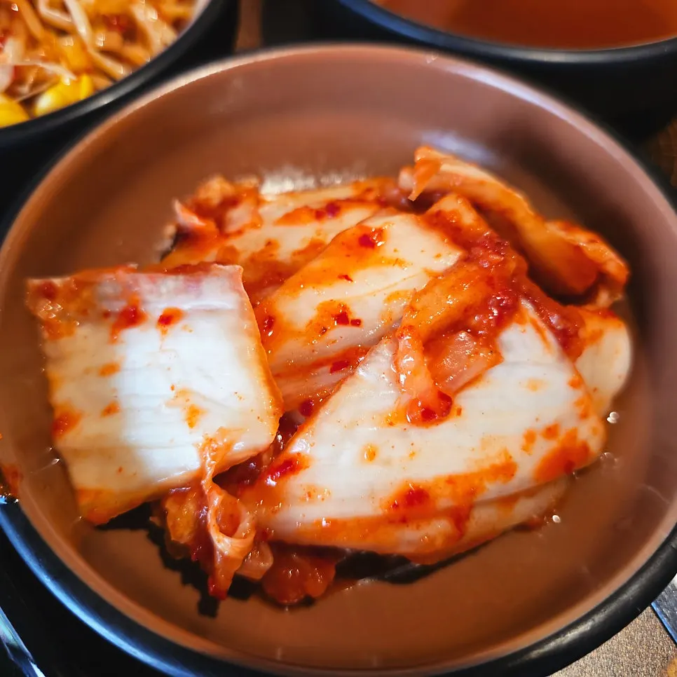 솥뚜껑에 함께 구운 김치와 콩나물