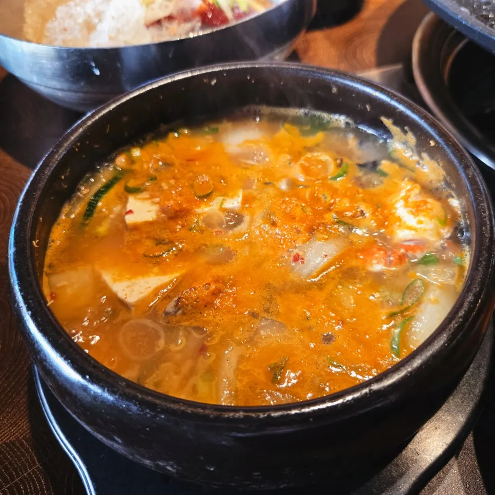 게와 조개가 들어간 우렁 해물 된장찌개