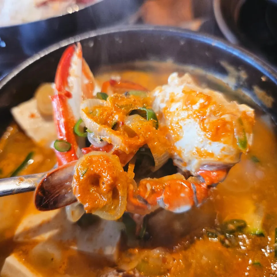 끓고 있는 우렁 해물 된장찌개 뚝배기