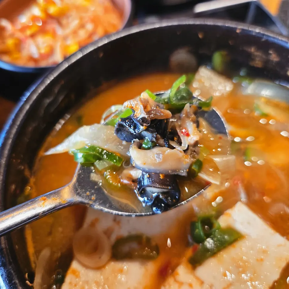 우렁 해물 된장찌개 건더기 클로즈업