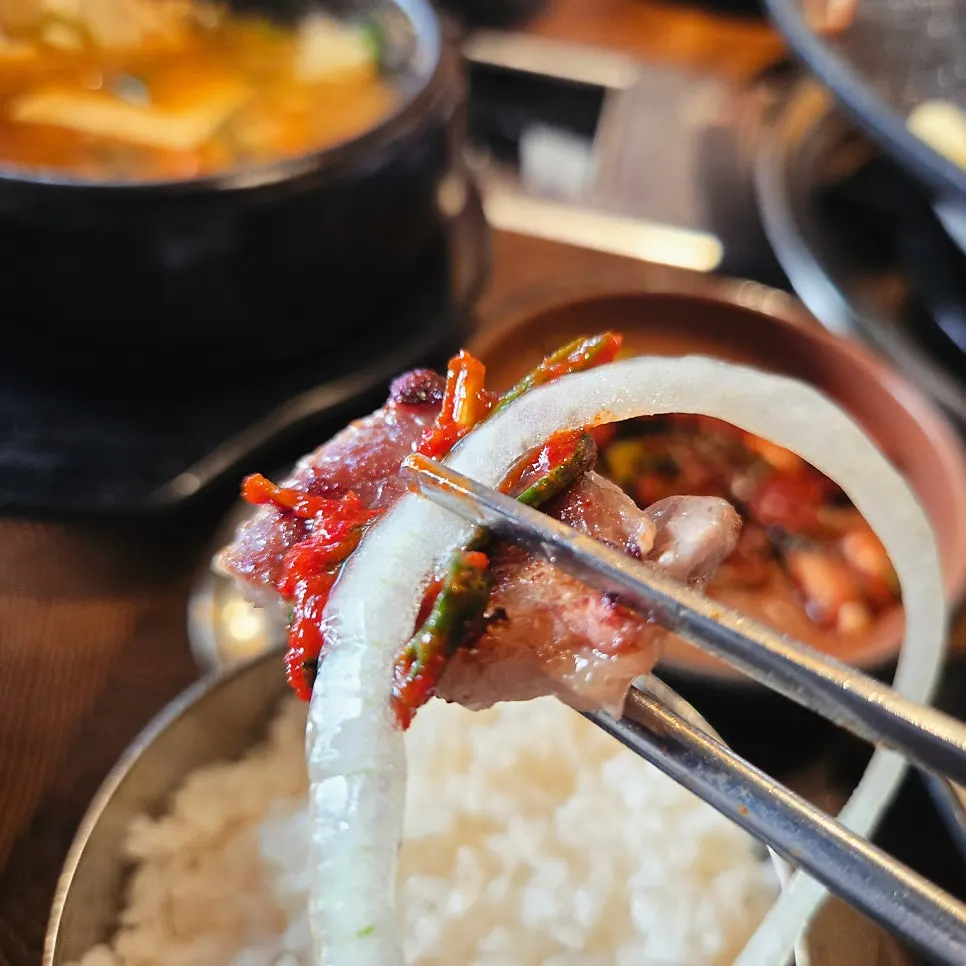 양념에 절인 양파를 올린 삼겹살 쌈
