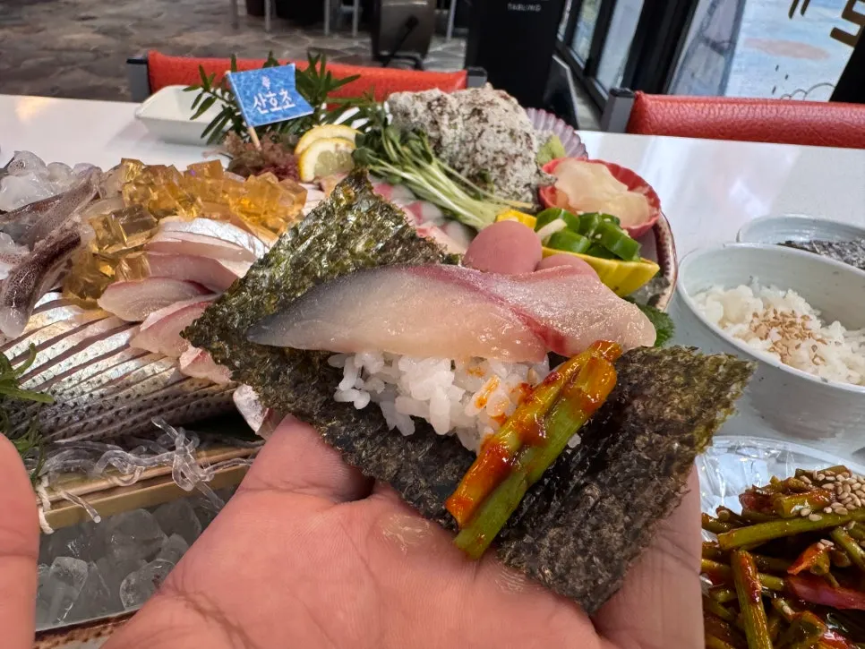 직원 추천 조합으로 싼 활고등어회 한 점