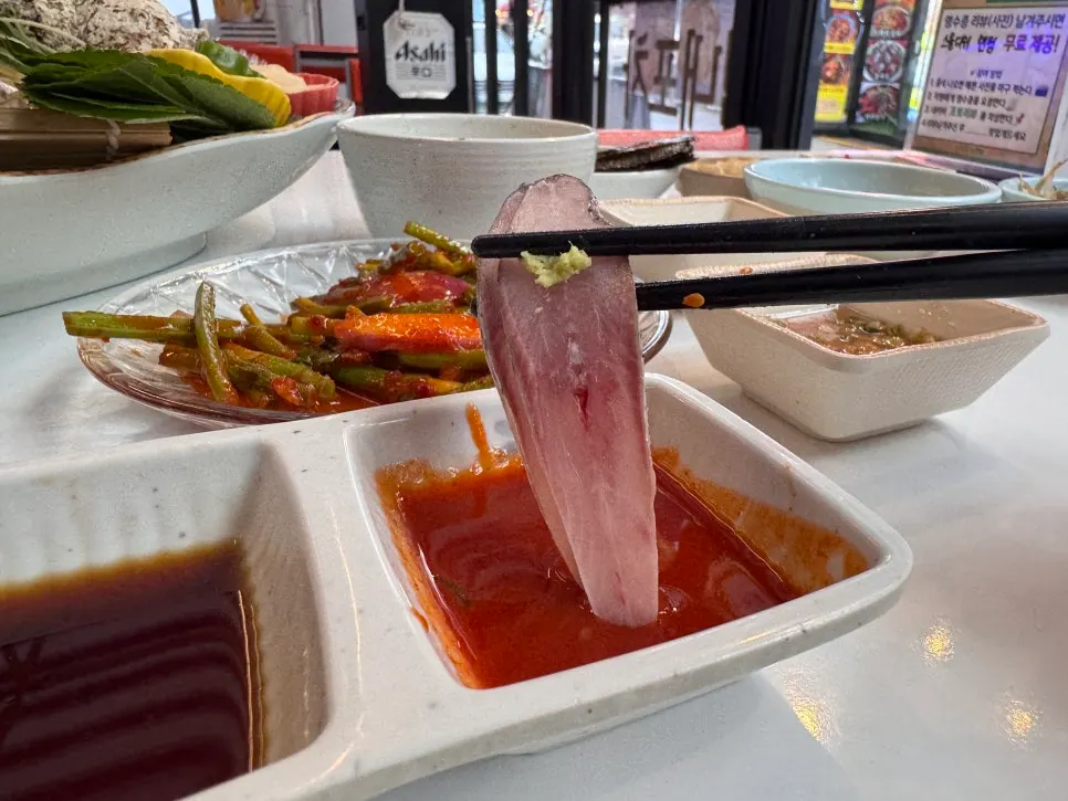 비운 회 접시와 남은 상차림