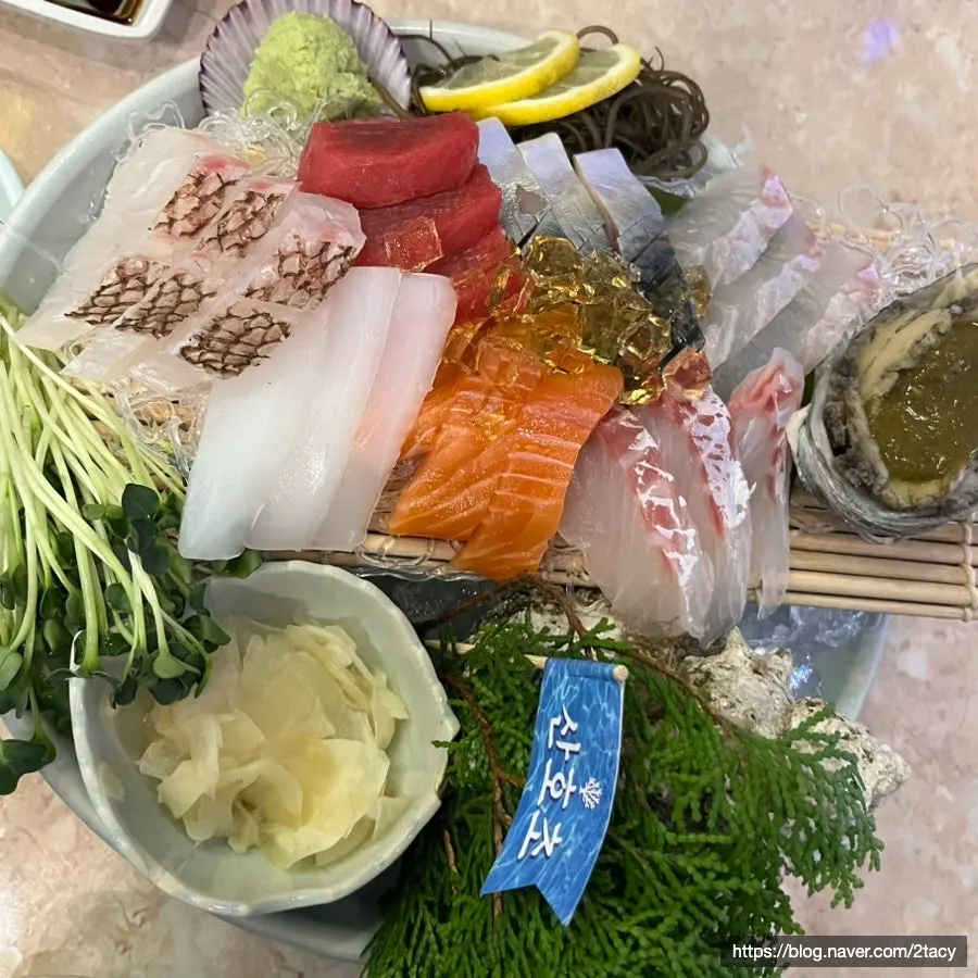 A sashimi assortment with many varieties