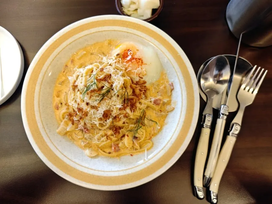 พาสต้าที่วางอยู่บนโต๊ะของร้าน Pasta Trio ใกล้สถานีนนฮยอน