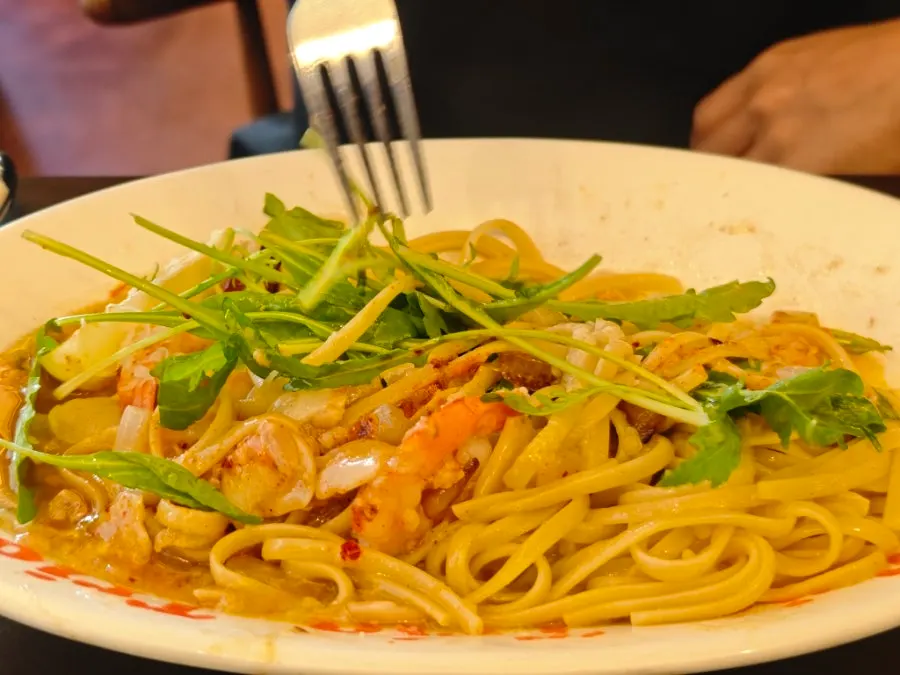 จานกุ้งออยล์พาสต้าที่ใส่กุ้งมาเต็มจาน
