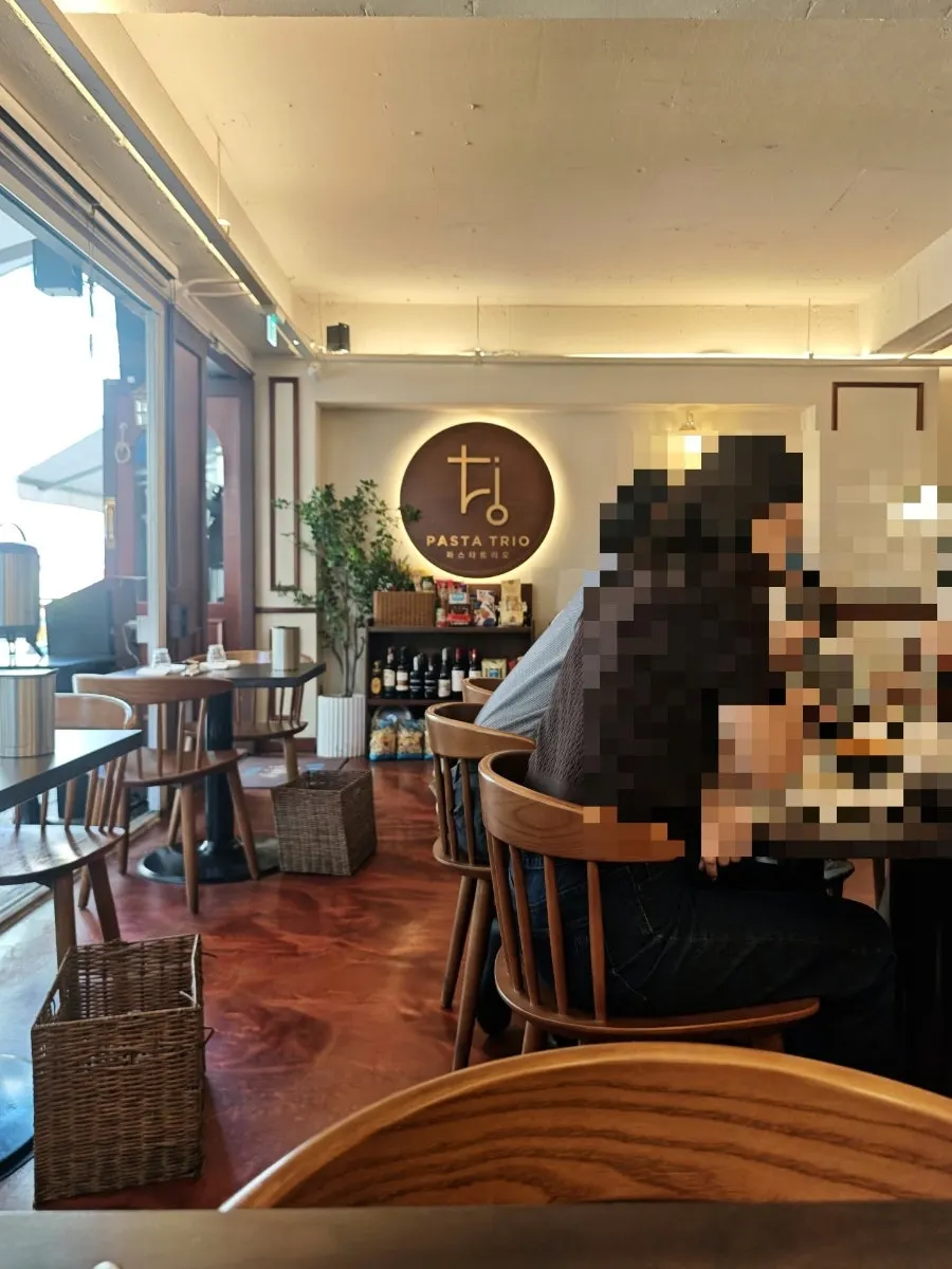 ภายในร้าน Pasta Trio ที่สะอาดและผ่อนคลาย