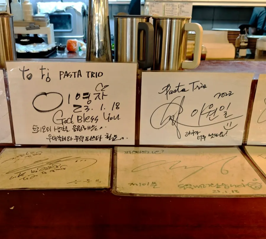 โต๊ะในร้านที่เหมาะกับการนั่งกินข้าวสบาย ๆ