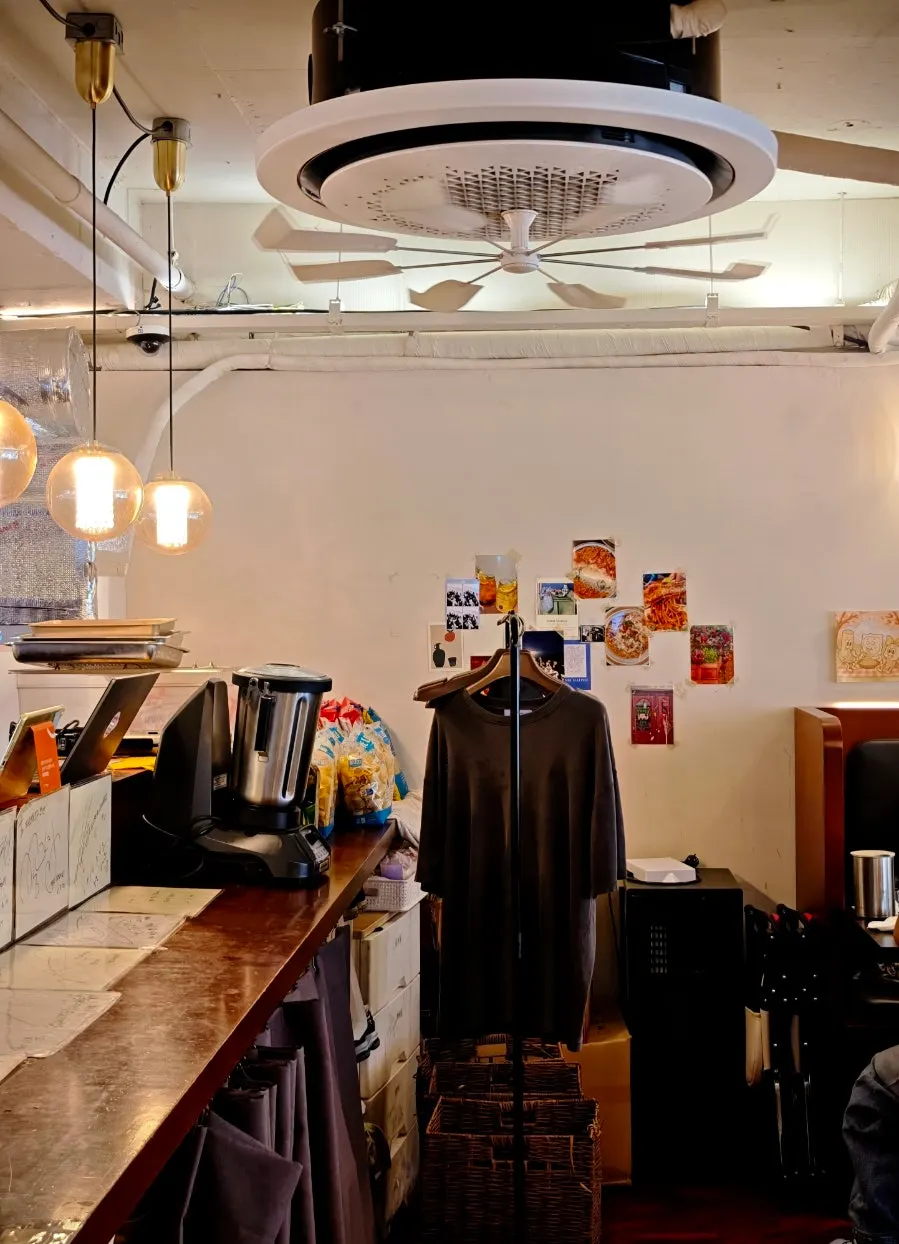 มุมร้านที่มีสเต็กและไวน์ให้เลือกด้วย