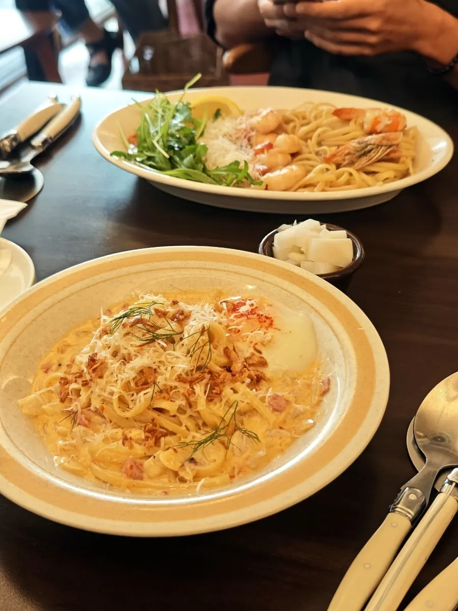 ออยล์พาสต้ากับครีมพาสต้าวางเคียงกัน