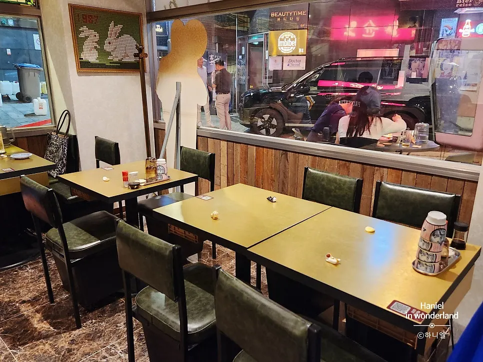 Counter and table seating inside Shunno Oden Nonhyeon