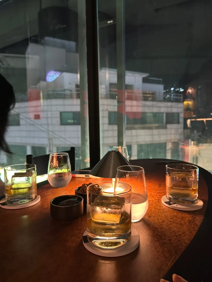 생일 2차 모임의 위스키 한 잔
