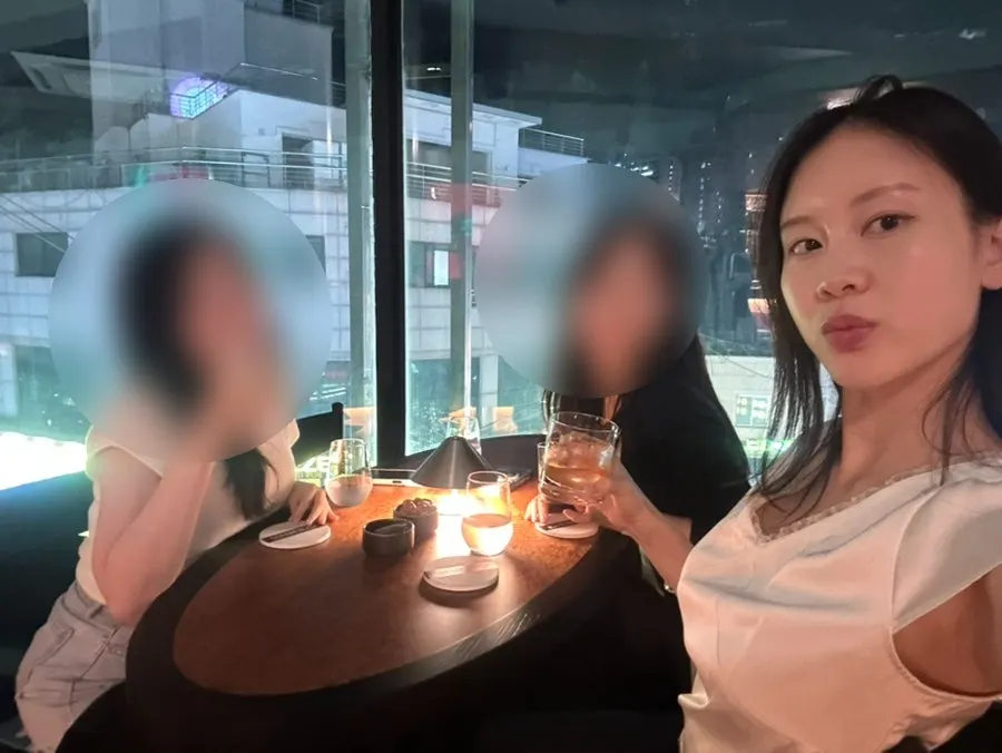 은은한 조명 아래의 위스키 자리