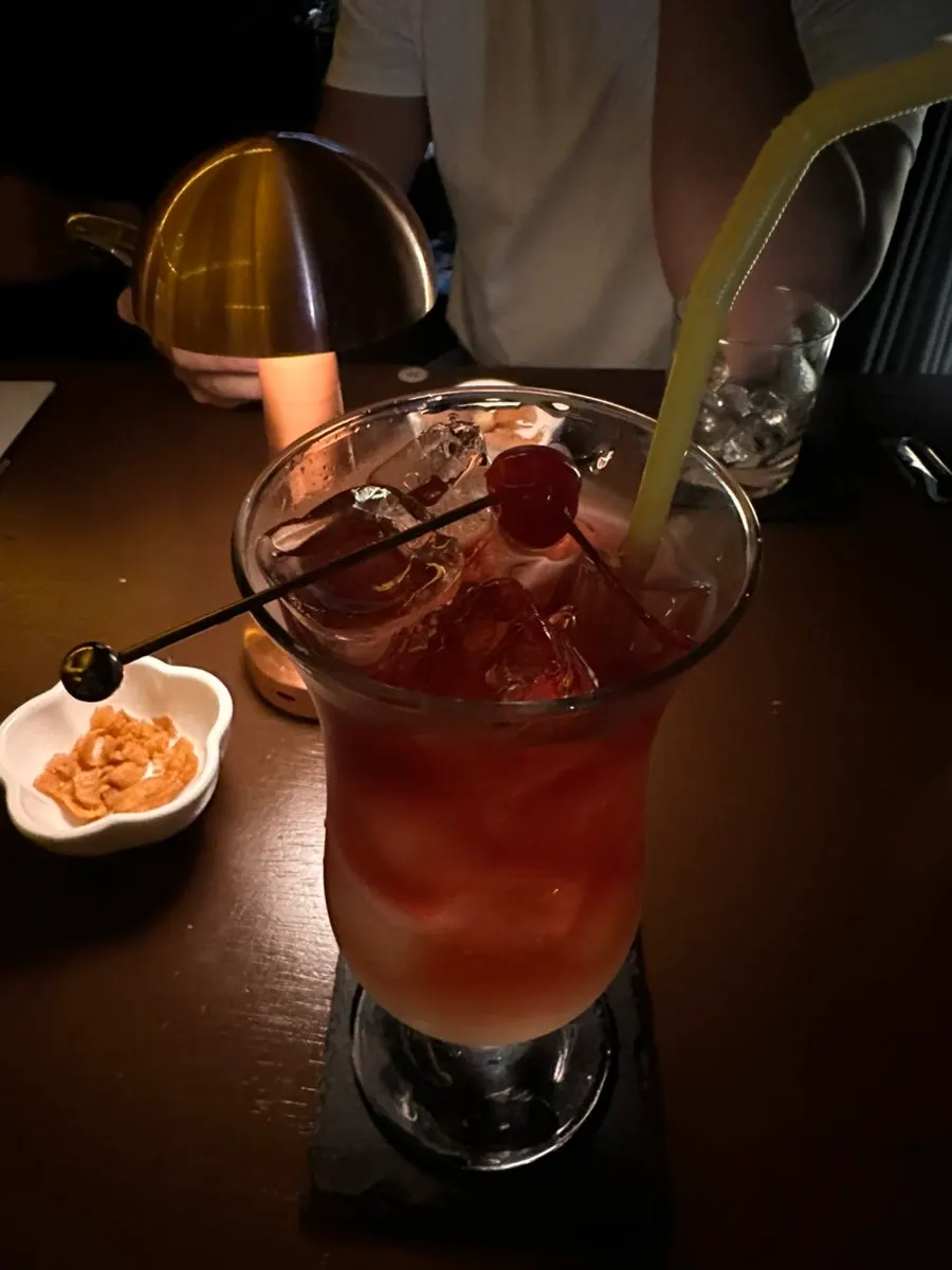 체리가 올라간 피치크러쉬 칵테일 클로즈업