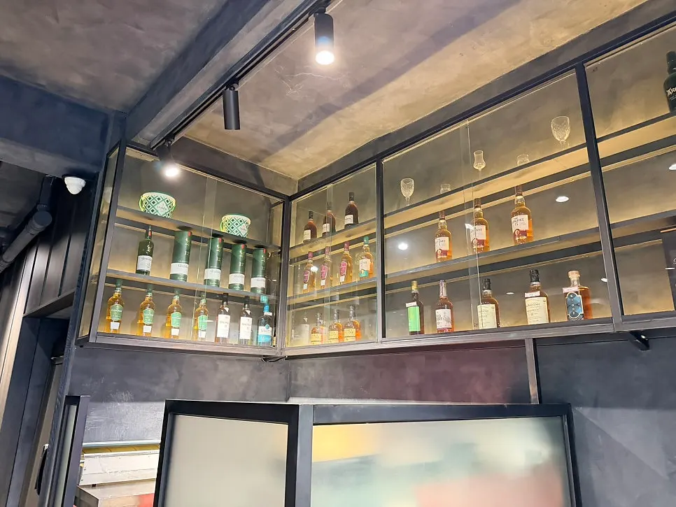 더바른정육식당 논현역점 내부 홀 좌석