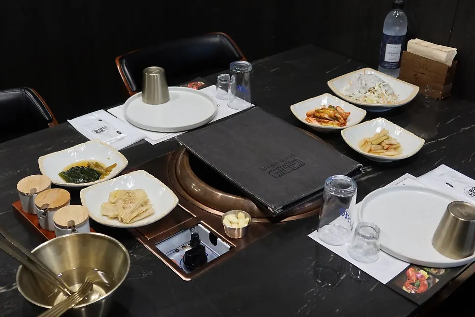 고기와 함께 차려진 반찬 한 상