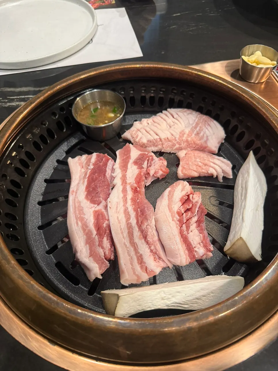 접시에 담겨 나온 삼겹살과 항정살 생고기