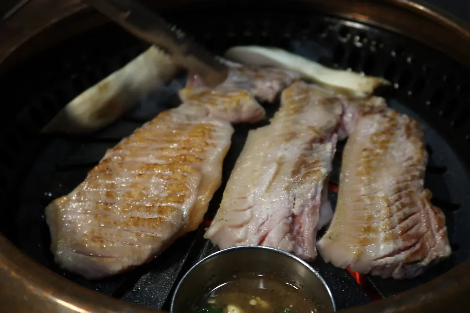 불판에서 노릇하게 익어가는 삼겹살