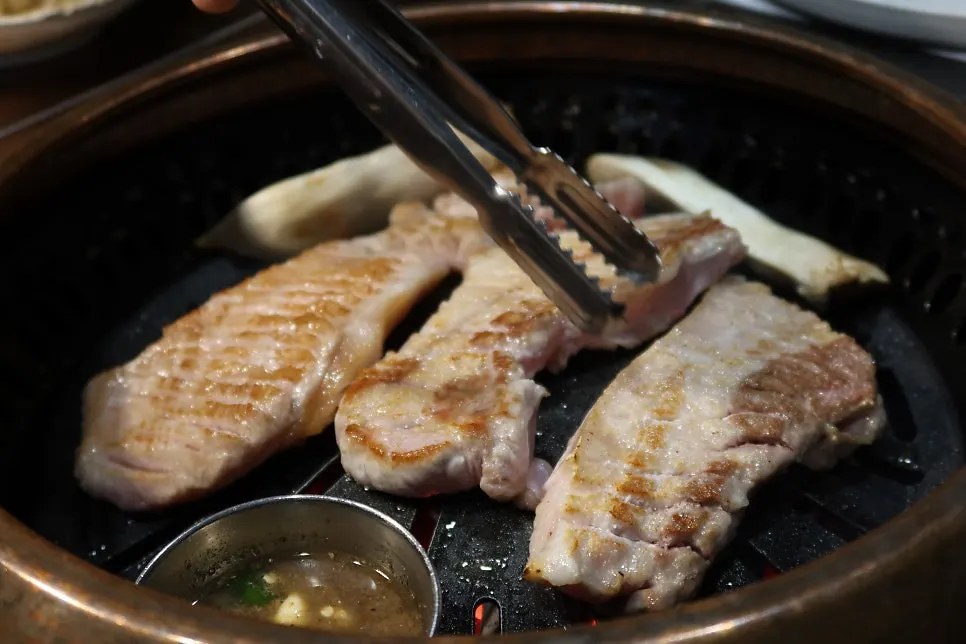 먹기 좋게 잘린 구운 삼겹살