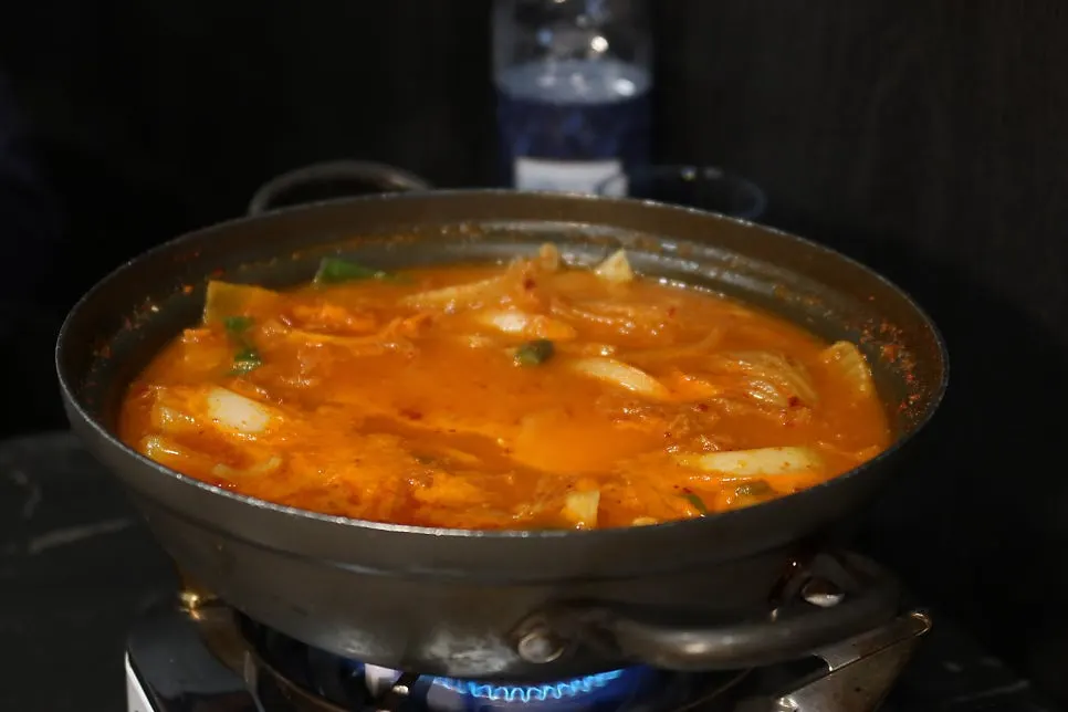 불판에서 끓인 멜젓에 찍은 고기