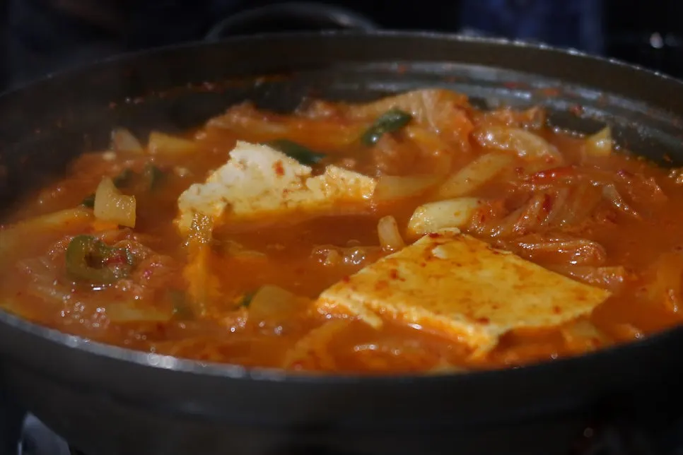 큰 대접에 전골처럼 나온 김치찌개