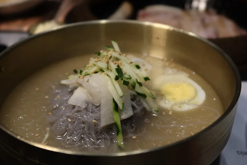 김치찌개와 함께 차려진 식사 상
